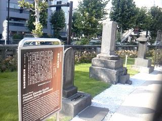 07本願寺01供養塔.JPG