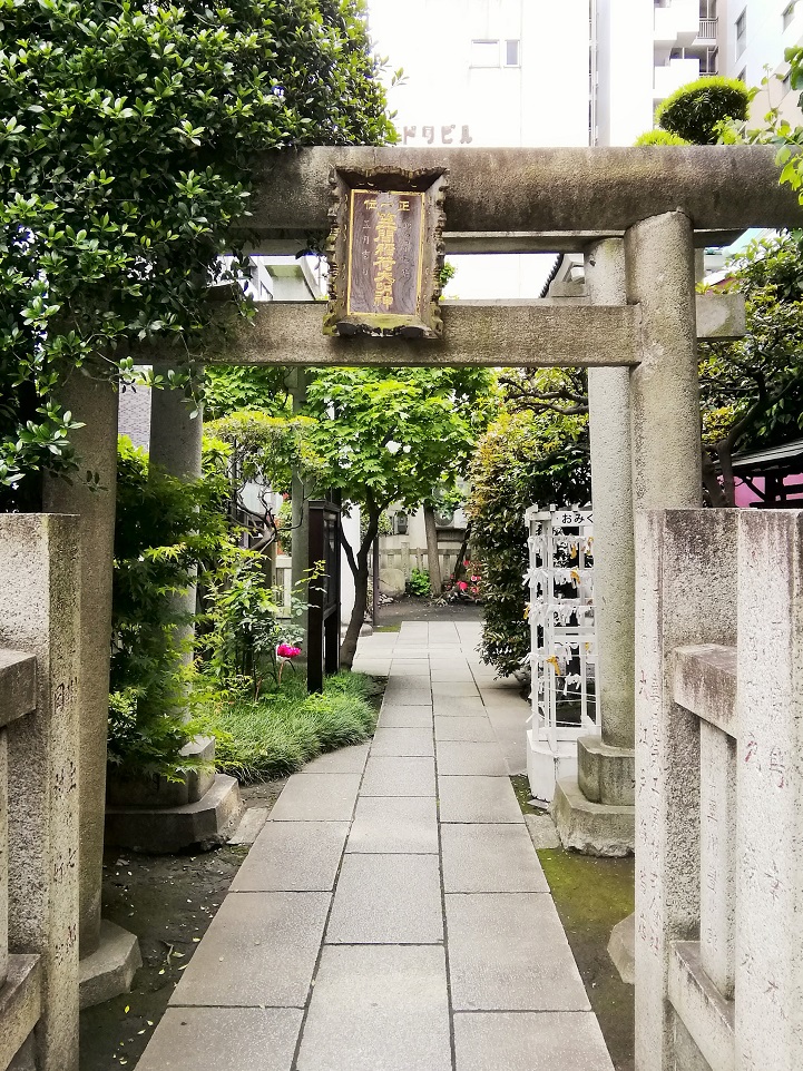 從久松員警署一側的鳥居(一之鳥居)人形町站可以去,氛圍安靜的神社9
　～笠間稻荷神社東京別社～ 