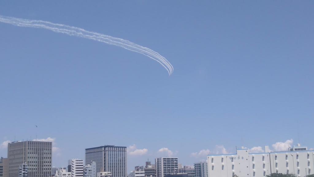  東京的天空中的藍脈衝
我在可以俯瞰天空的中央大橋上看到了。