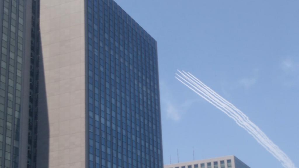  東京的天空中的藍脈衝
我在可以俯瞰天空的中央大橋上看到了。