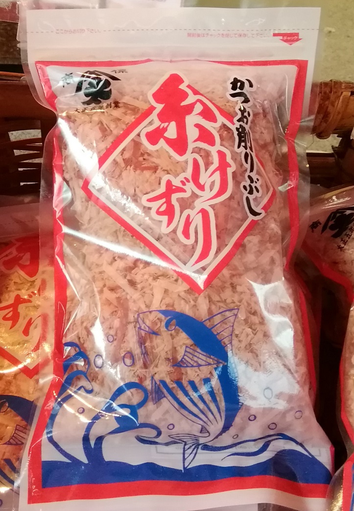 鰹魚絲
100g 500日圓築地場外市場的鰹魚幹批發店
　～秋山商店～