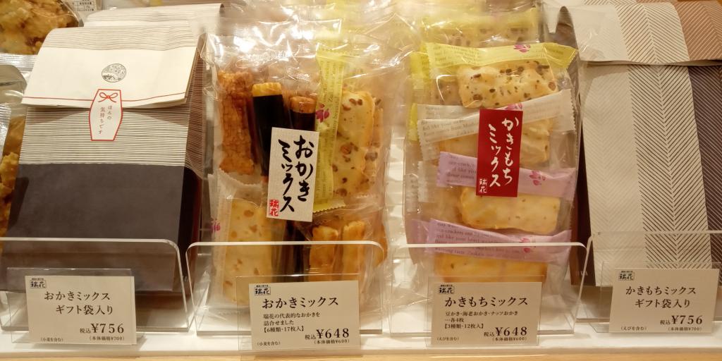 在銀座店,可以買到簡單的點心和禮品用的“瑞花Zuika”美味而親切的煎餅岩冢製果