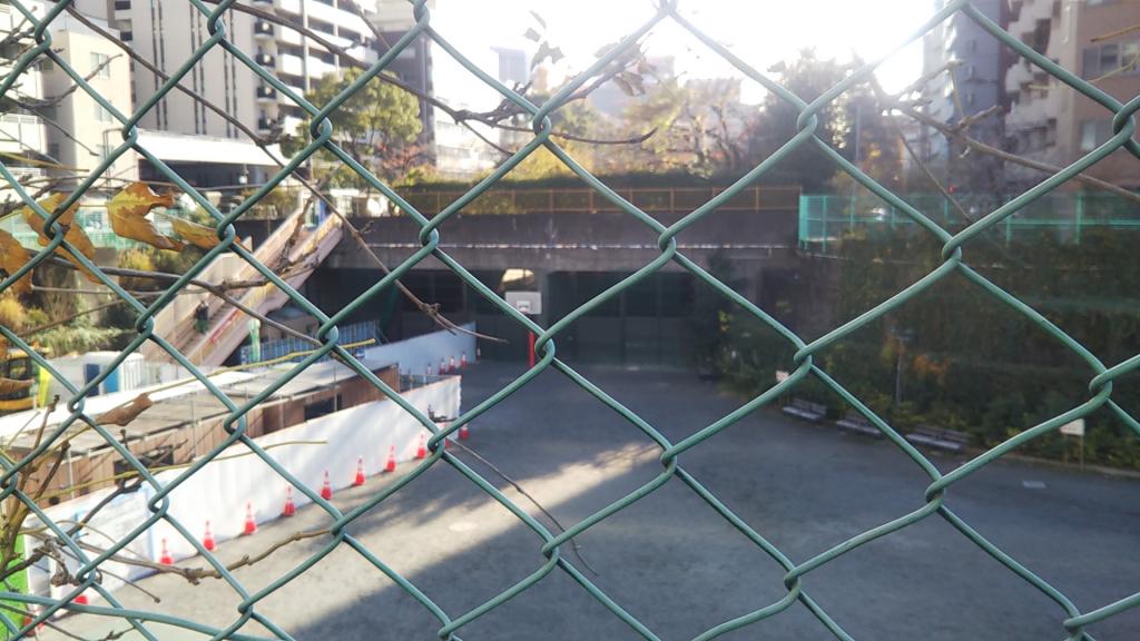 在利用建設首都高的築地川公園築地川公園汪汪廣場與愛犬安靜的年末年初