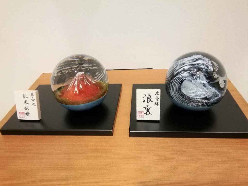 北齋珠　
左:　凱風快晴
右:　浪裡
每38,500日圓FUSION FACTORY春季玻璃展
　～日本橋木屋總店izutuki～