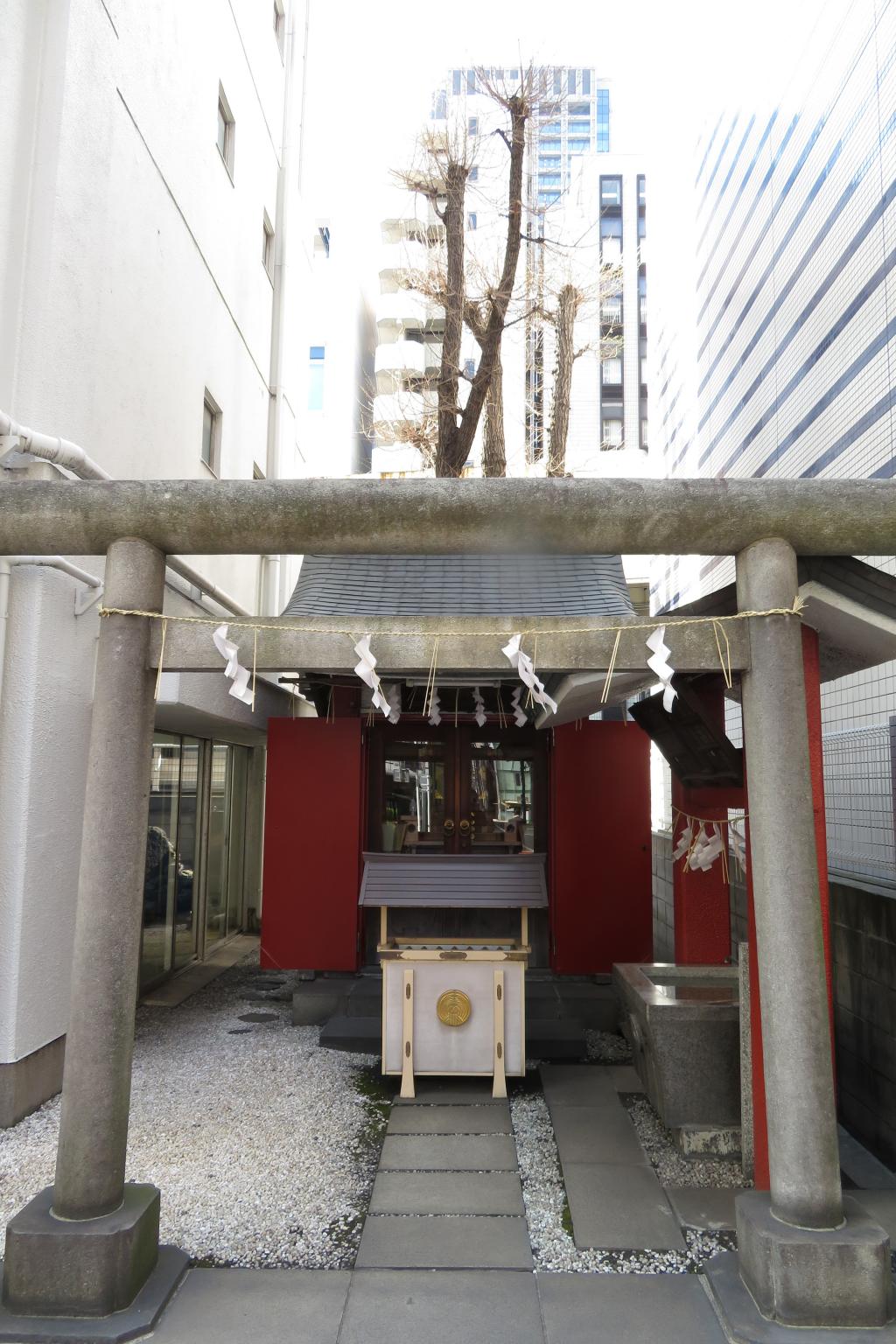 從兜町附近的大原稻荷神社彈正橋沿著楓川遺跡走的楓川,是“紅葉”