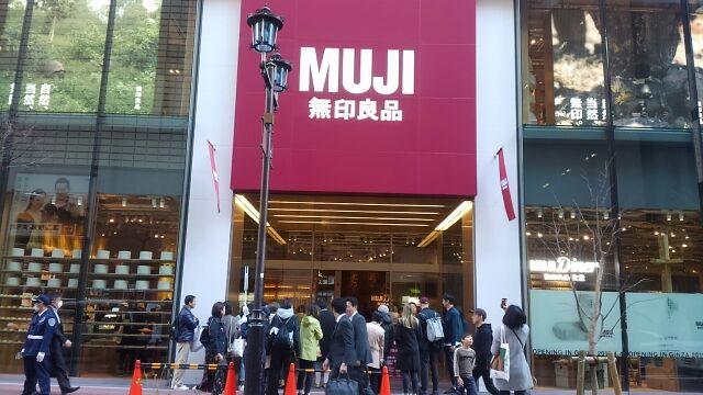 店鋪的正面面向林蔭大道。 MUJI無印良品並木通三丁目開店　