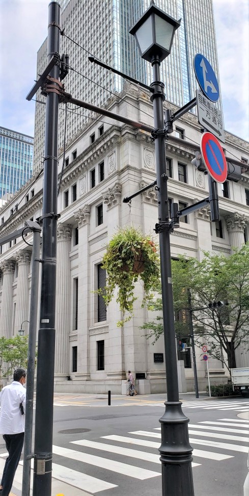  夏天炎熱的日子推薦去“日本銀行大街”散步。