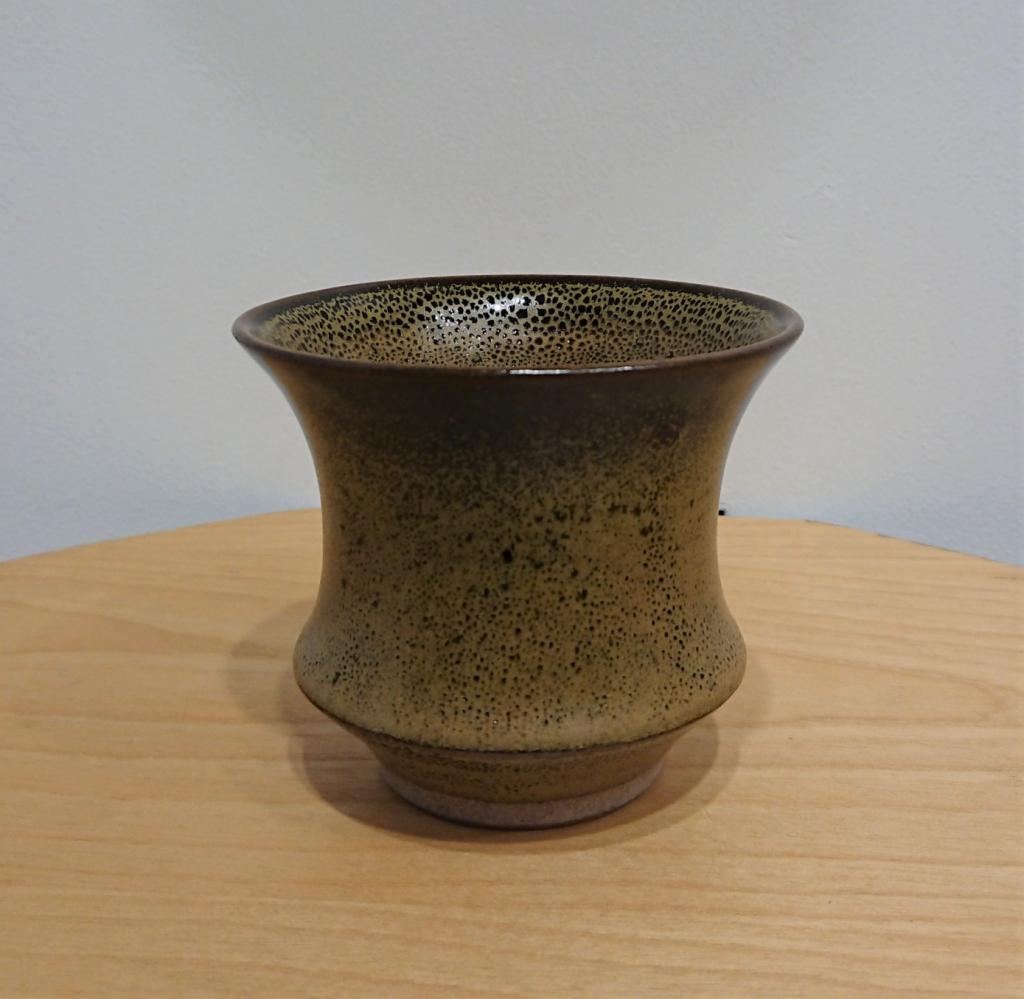 鐵釉器
１００×１００×８５ｍｍ
11,000日圓KARIN-花井健太作陶展
　　～日本橋木屋總店izutuki～