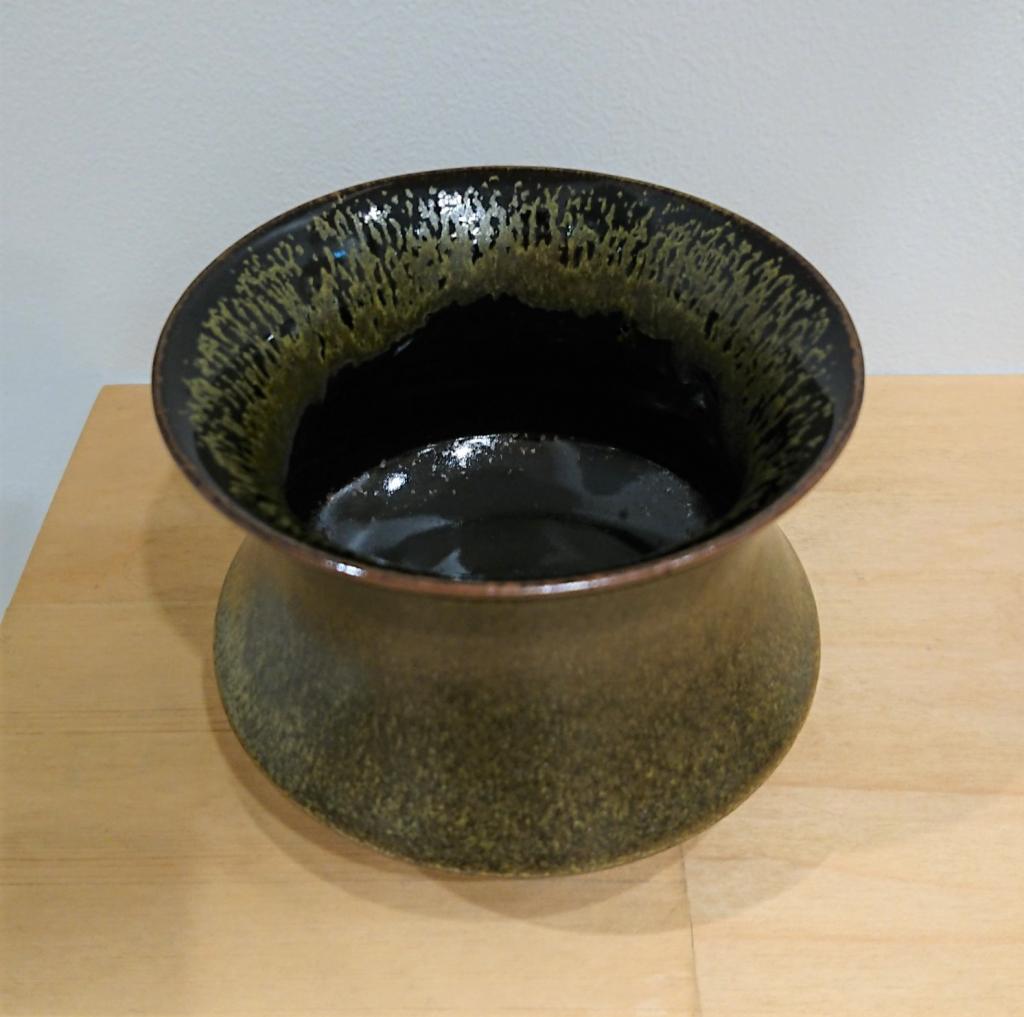 苔玄釉器
１０２×１０２×８３ｍｍ
13,200日圓KARIN-花井健太作陶展
　　～日本橋木屋總店izutuki～