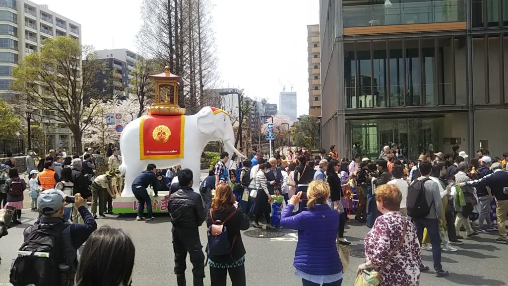 築地本願寺的幼兒隊伍去了釣人偶町大觀音寺和築地本願寺。