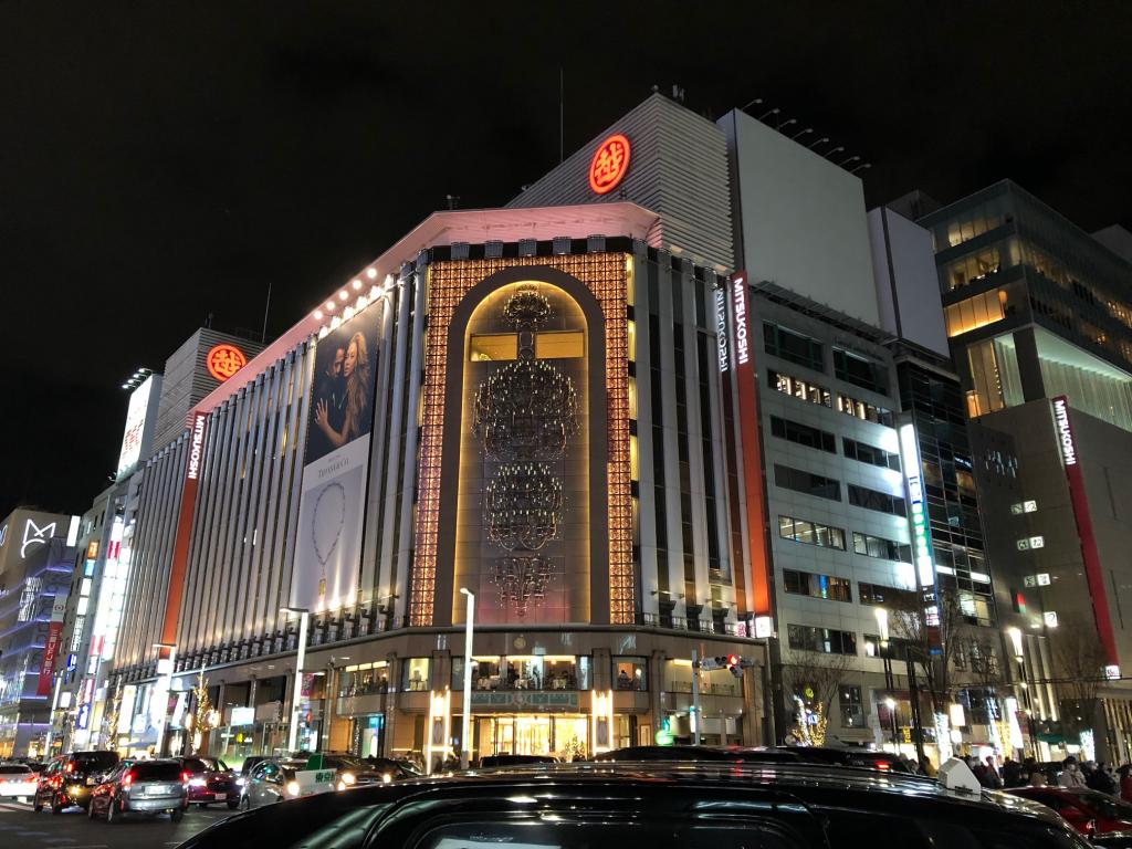 銀座三越(本館)晚上的中央區:燈光巡遊