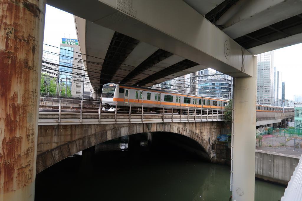 一個接一個地出現的電車0日圓就能享受的鐵路景點!龍閒櫻橋