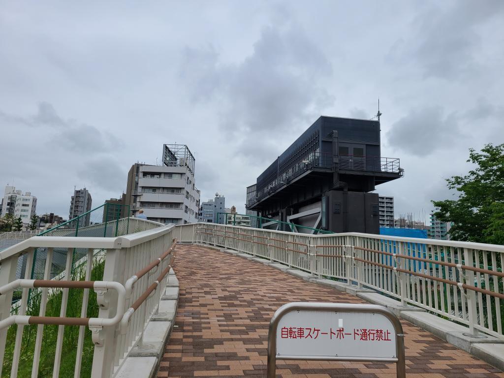 隅田川陽臺聯絡橋(上行)隅田川陽臺通過聯絡橋連結起來了!(大島川水門附近)