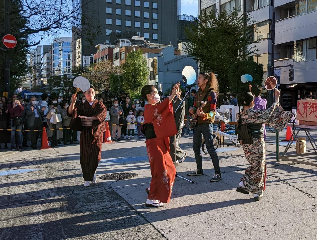 人形町祭是“回人形町吧”,以盂蘭盆舞人形市和人形町祭人形町為主題的盂蘭盆舞曲披露