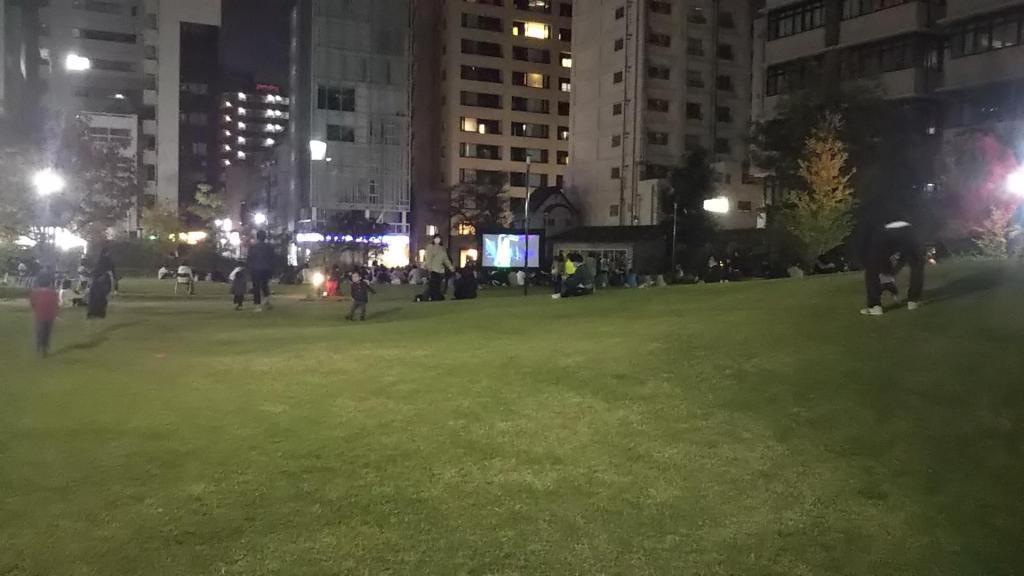 當地人在合作公園的夜間電影。活動持續的坂本町公園