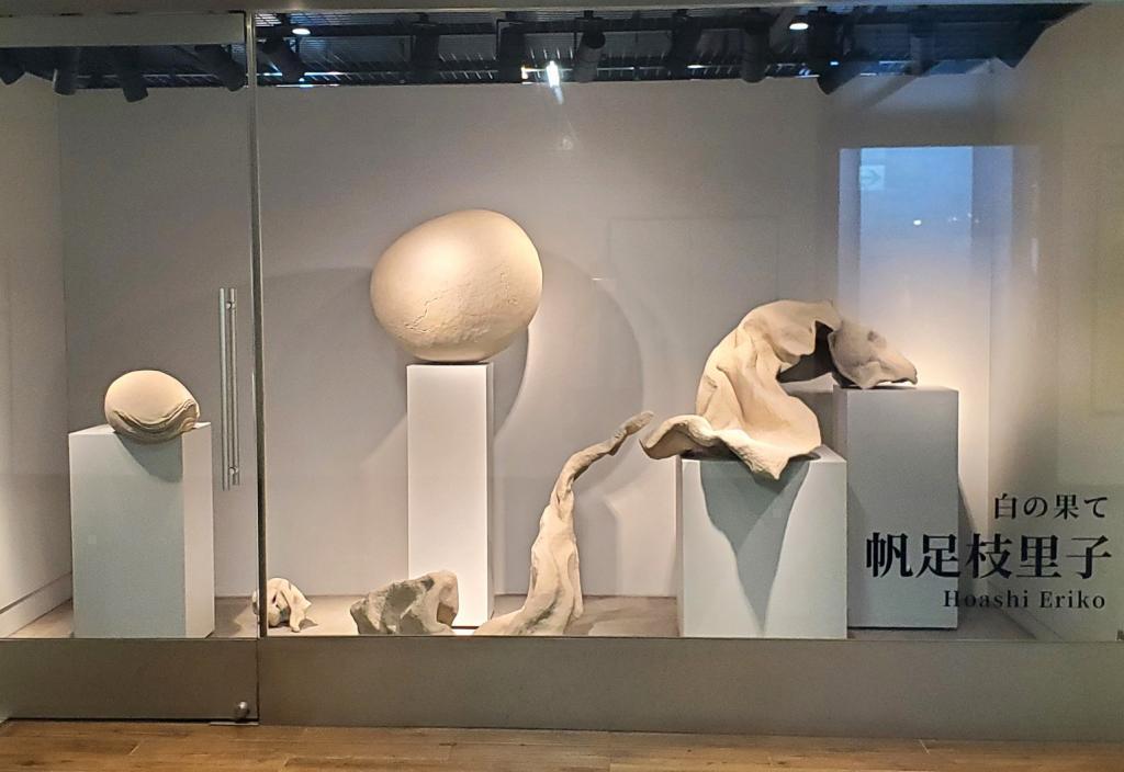 白色的盡頭
帆足枝裡子“METRO ART PASSAGE”展
　　～捷運銀座畫廊～