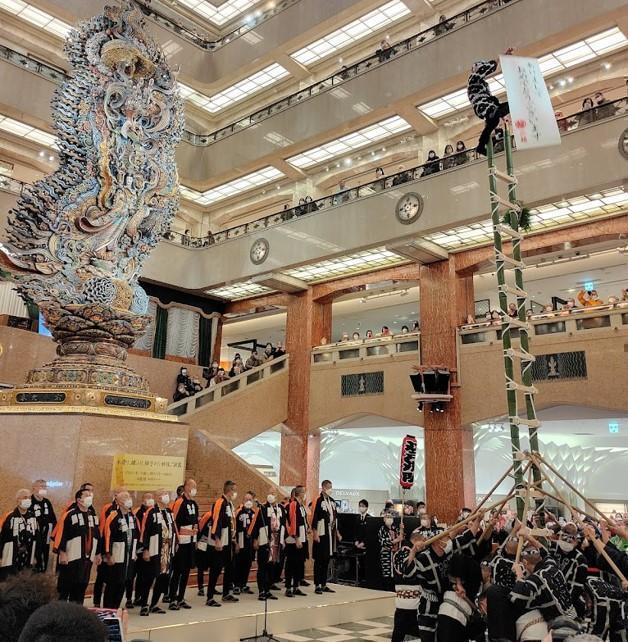  展示“木遣、纏舞、登梯子”的妙技日本橋三越新春祭 