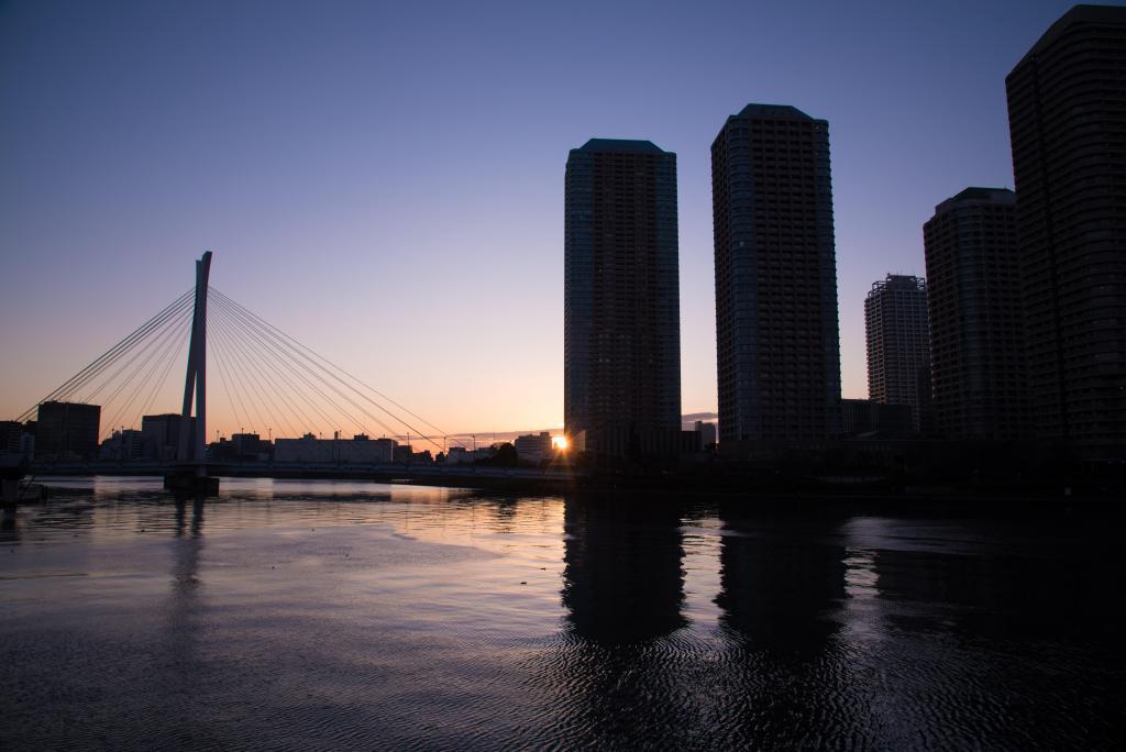 從早上的時間段的風景湊看水邊的風景