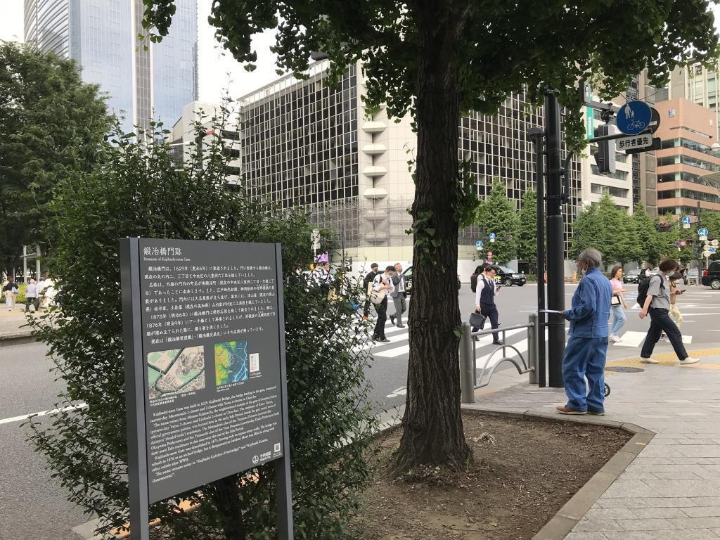  東京站八重洲口　
《嘆息》和《咬牙》的分析