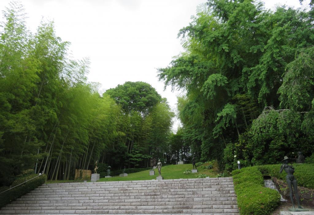 草坪庭園的雕刻作品是躍動笠間日動美術館和春風萬里莊流政之老師的緣分