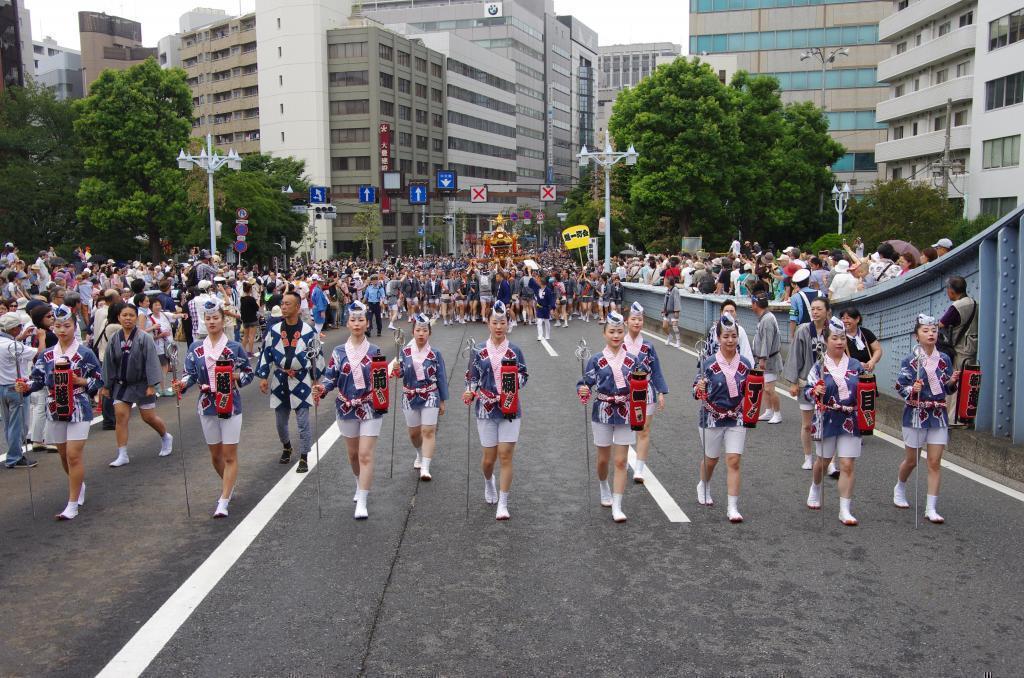 作為神轎先導的金棒曳引8月13日永代橋聚集了53座神轎。