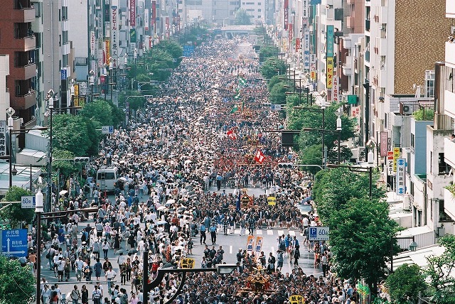  8月13日永代橋聚集了53座神轎