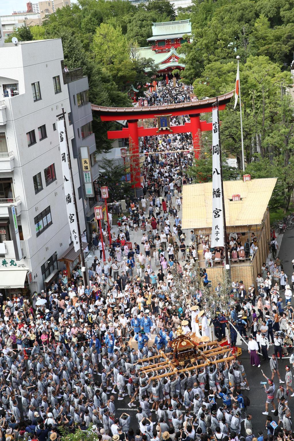  8月13日永代橋聚集了53座神轎