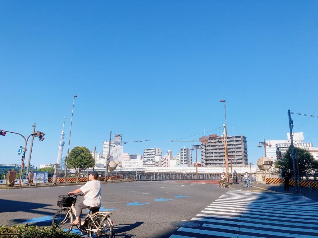 橫跨墨田區的橋兩國橋【架設在中央區的橋】橋的對面…？