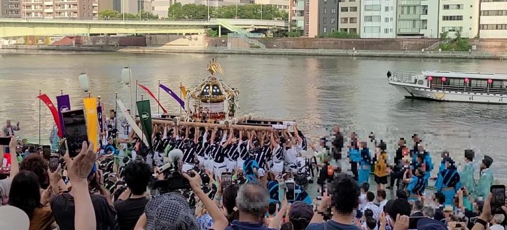  住吉神社定期祭祀嚇了一跳!
“神轎的船渡御”和“祭旗幟”