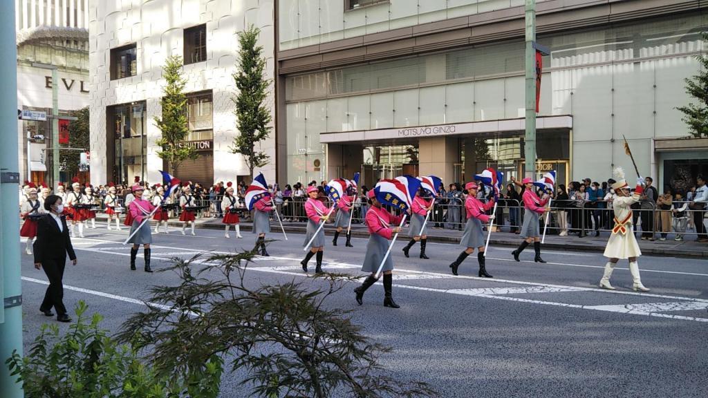 銀座黃金遊行
在秋高氣爽的天氣中,沿路有很多外國遊客。 銀座舉行了黃金遊行。　
接著,29日在日本橋·京橋舉行了大江戶活粹遊行。