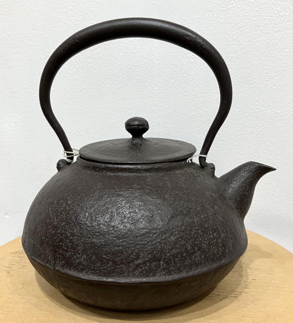 榮喜作鐵瓶丸平型花蕾
１.１ℓ
66,000日圓鐵的溫暖·鐵器展銷會
　　～日本橋木屋總店izutuki～