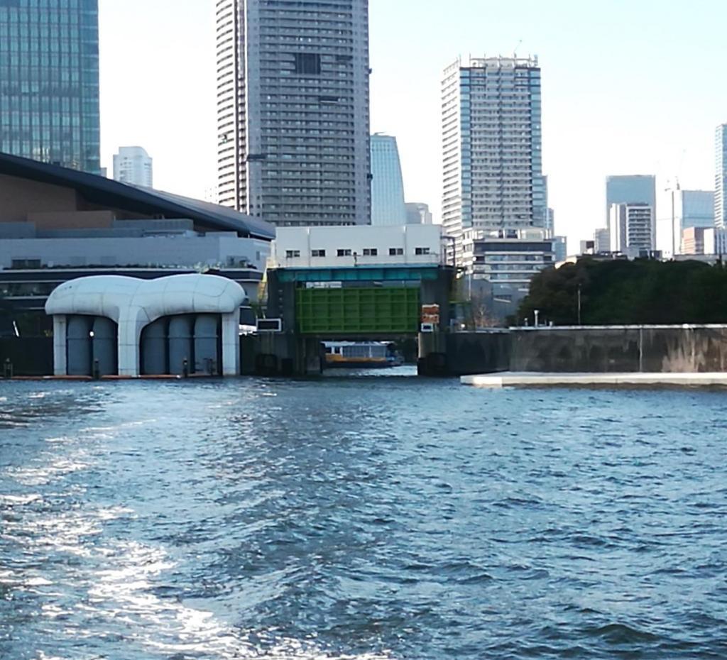 水門
(出航後1:35通過)沃特滋竹芝　→　淺草二天門幾乎都是在中央區遊船
　以隅田川9橋為中心進行介紹(4-1)
　　～東京水邊線淺草・台場遊輪～