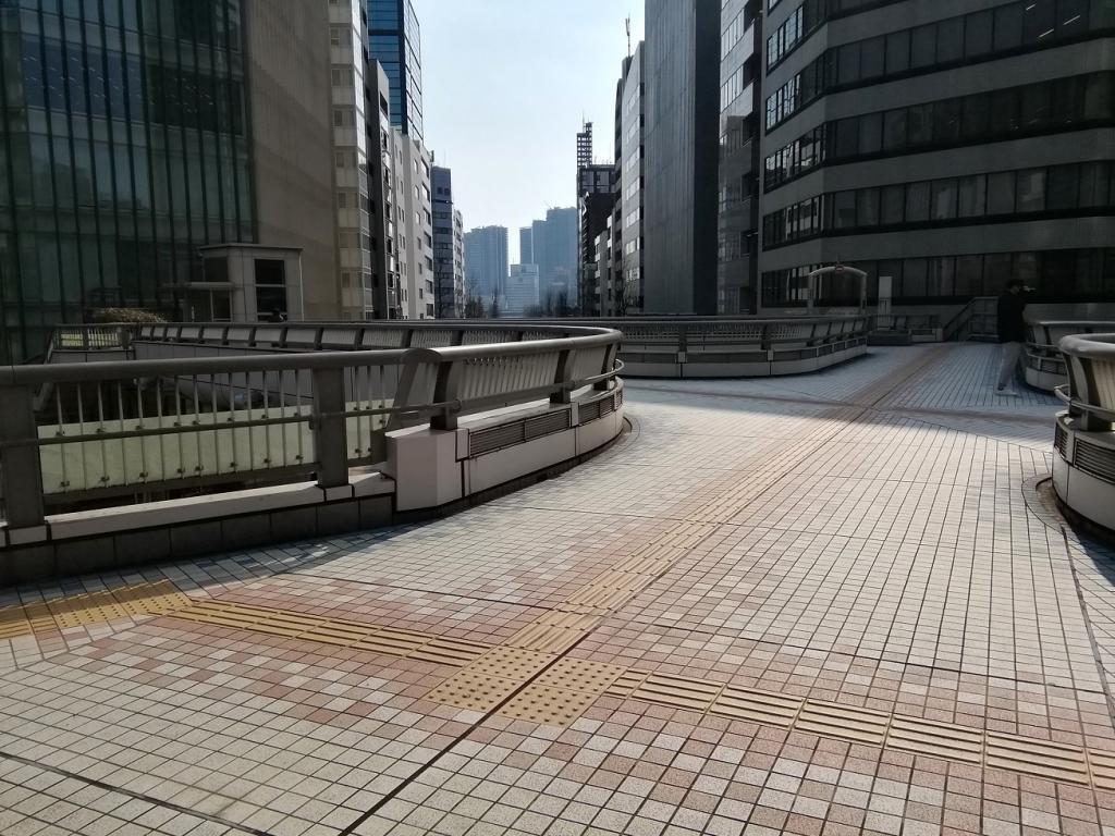 昭和大道銀座天橋
(銀座東7丁目十字路口)“銀座”到哪裡?
　去銀座一圈吧!　⑱終
　　～國鐵道口警報器・銀座心跳橋～