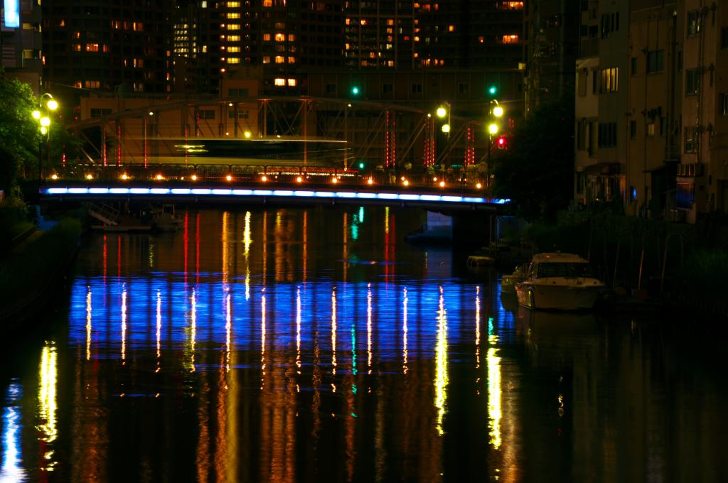 周圍還設有公園的休息場所高橋・南高橋水邊的夜景