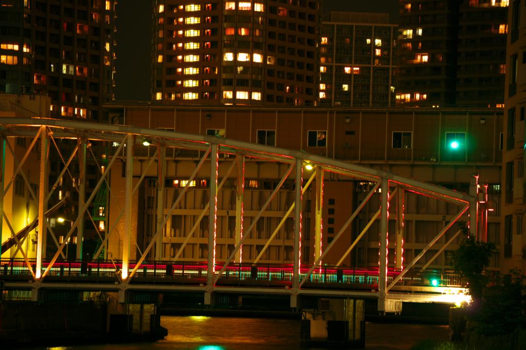  高橋南高橋水邊的夜景