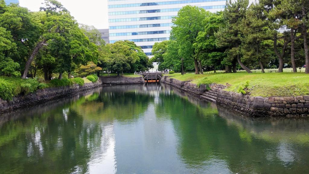 濱離宮的內堀庭園。可見其基礎的海上防衛基地