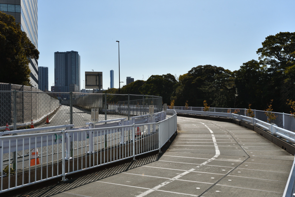  從築地川沿岸的臨時道路眺望的浜離宮恩賜庭園