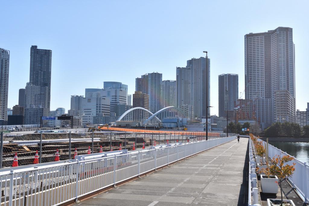  從築地川沿岸的臨時道路眺望的浜離宮恩賜庭園