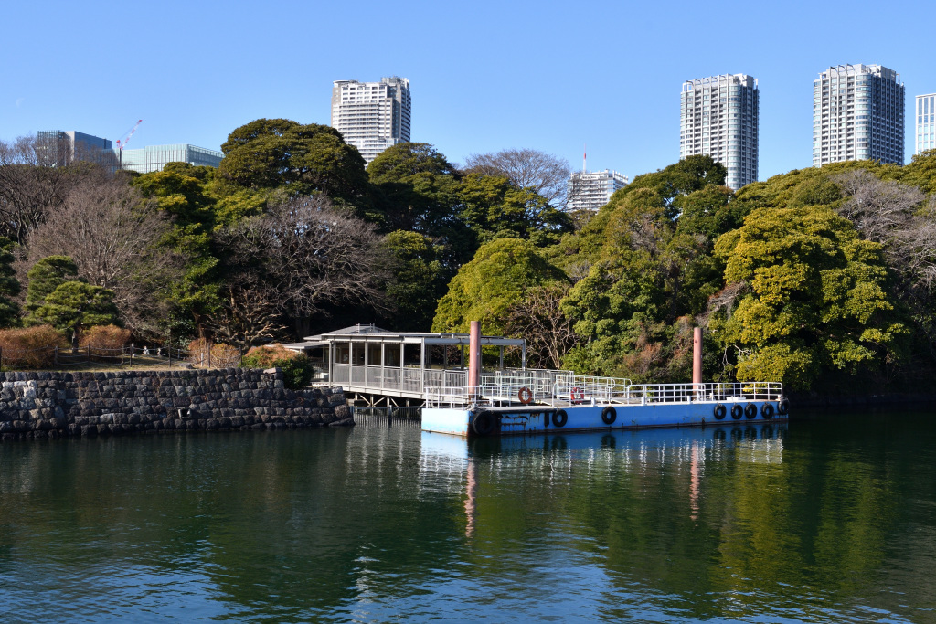  從築地川沿岸的臨時道路眺望的浜離宮恩賜庭園