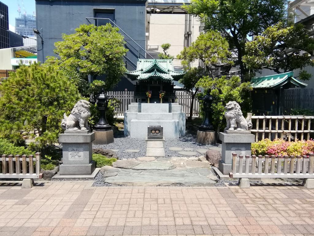 ③　龍光不動尊
(流高夫)
銀座3-6-1松屋銀座本店屋上春・・・銀座八丁神社巡禮
　前篇