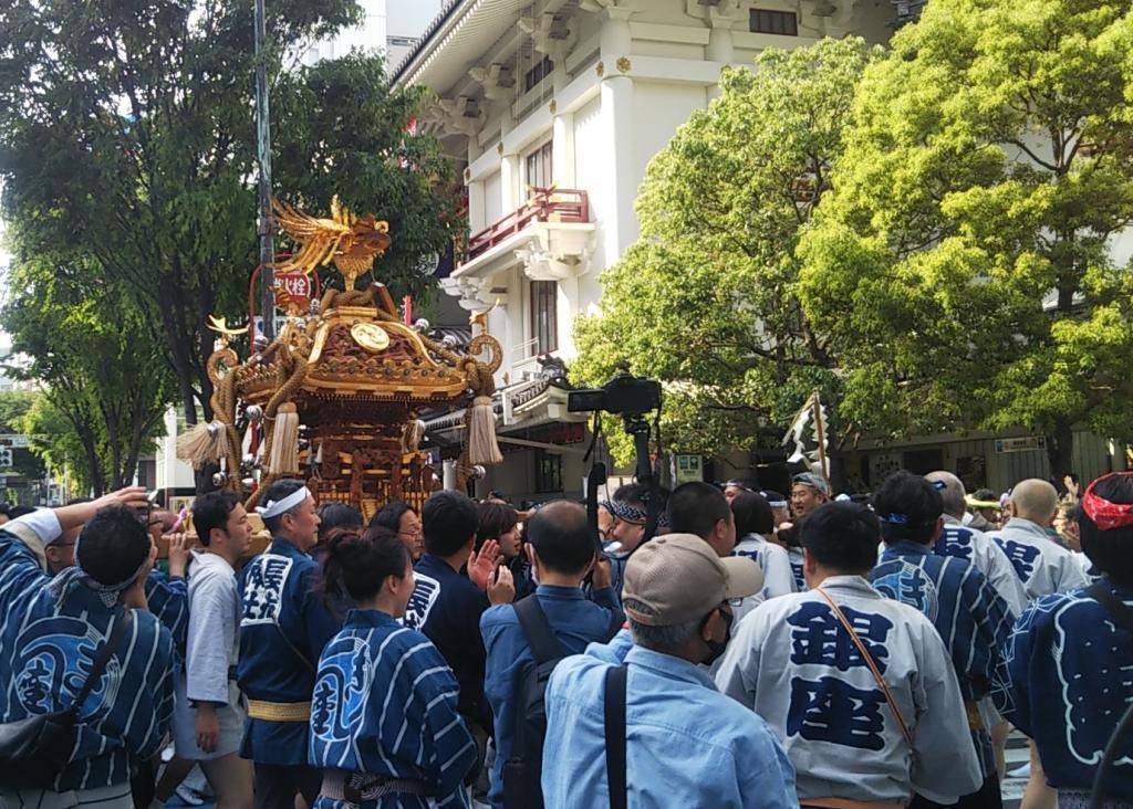 5月4日氏子町會神轎的聯合渡御。銀座、歌舞伎座也在轉轉。 鐵炮洲稻荷神社御鎮座1184年定期大祭祀時隔6年的本節5月2日晚～5日