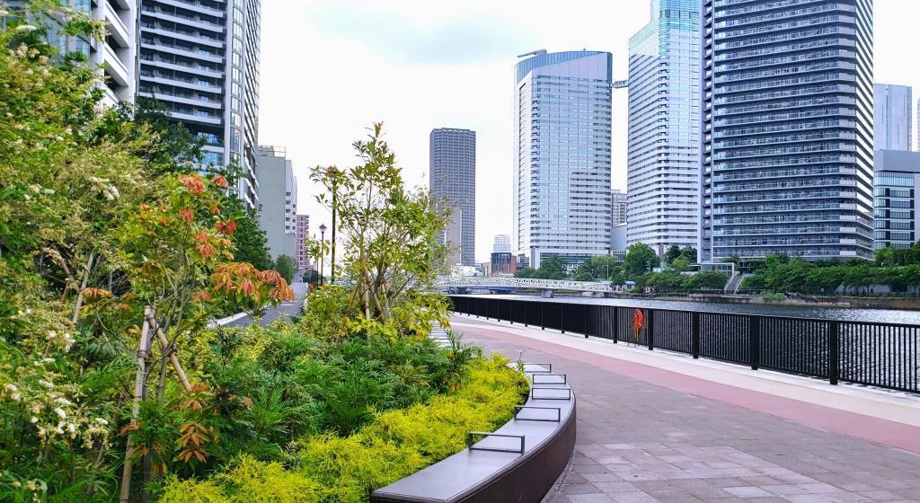  在朝潮運河親水公園沿著運河悠閒地走吧。