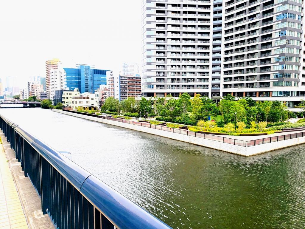  在朝潮運河親水公園沿著運河悠閒地走吧。