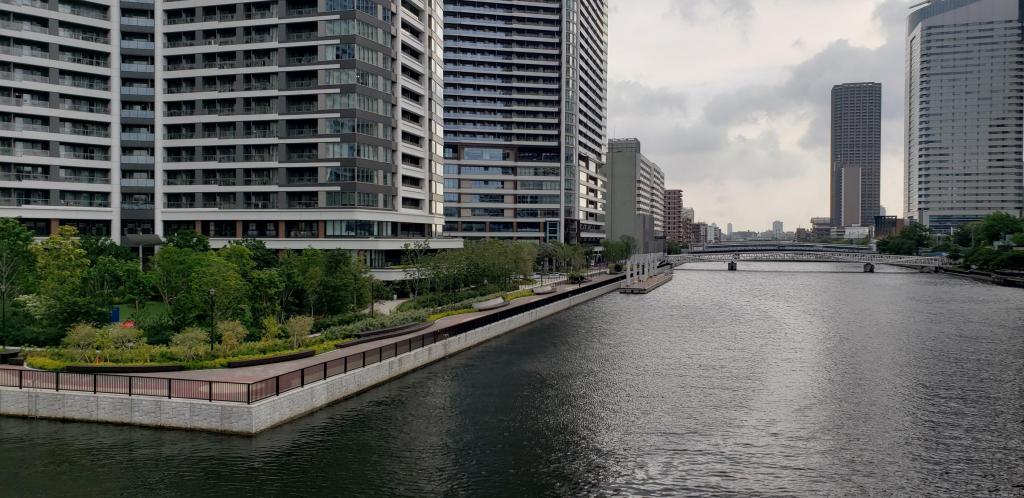  在朝潮運河親水公園沿著運河悠閒地走吧。