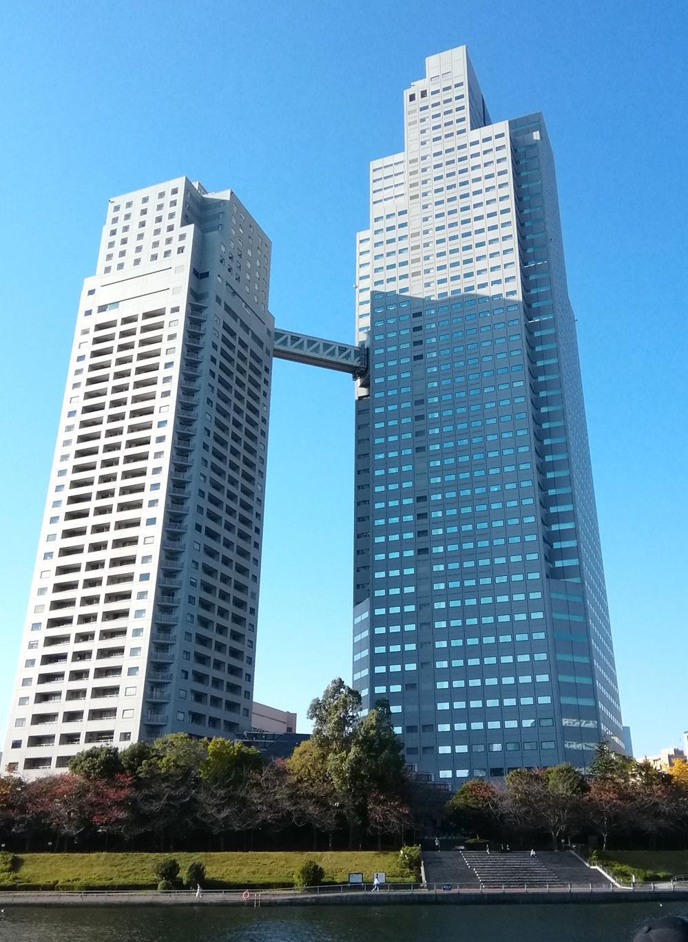  Looking up at high-rise building
　-仰望高層建築-1
　　～聖路加聖盧克斯塔・聖路加住宅～