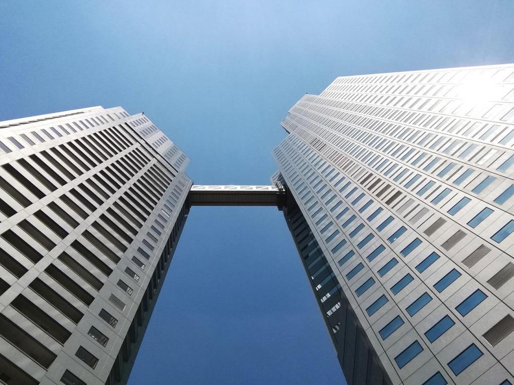  Looking up at high-rise building
　-仰望高層建築-1
　　～聖路加聖盧克斯塔・聖路加住宅～