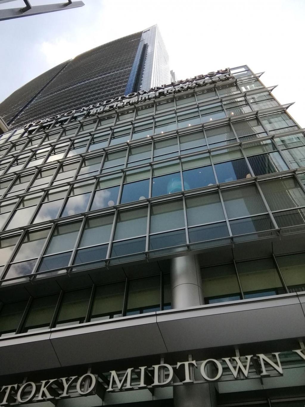  Looking up at high-rise building
　-仰望高層建築-2
　　～東京中城八重洲～