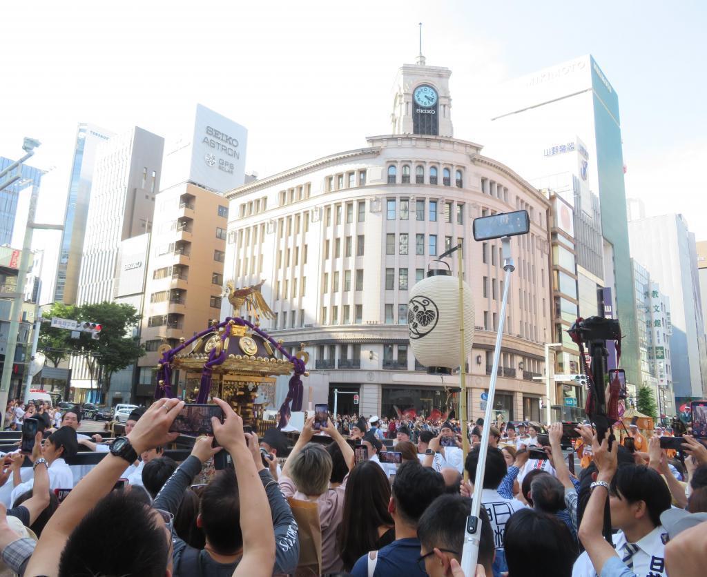 在銀座4丁目十字路口,大觀眾歡喜之輪2024年山王祭神幸祭天下祭的一大活動