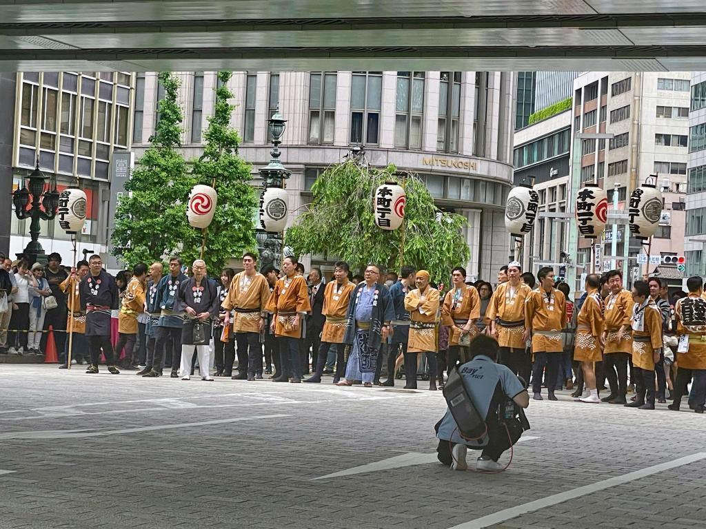 神轎在日本道路元標(日本橋)迎來的室町本町中央路上游行(山王祭)下町聯合渡御