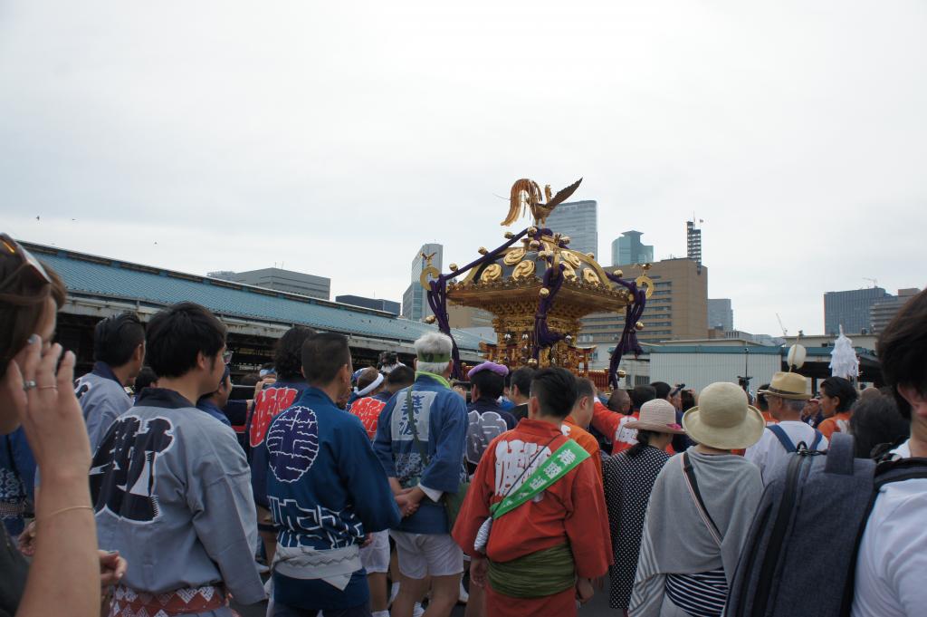 從庭園出來,過了大手門橋,解體中的築地中央批發市場梅雨的藍天,從濱離宮到豐洲市場